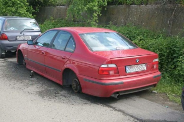 Auto bez kol - Policie.cz